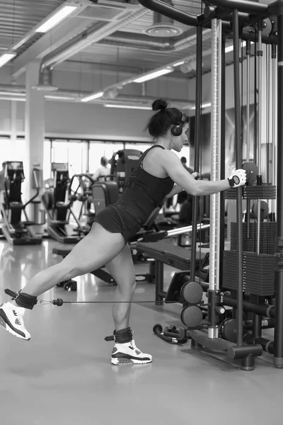 Fitness young girl in the gym doing exercises — Stock Photo, Image