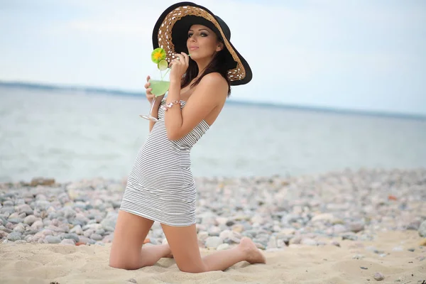 Hermosa chica de pelo oscuro en vestido en la playa de arena — Foto de Stock