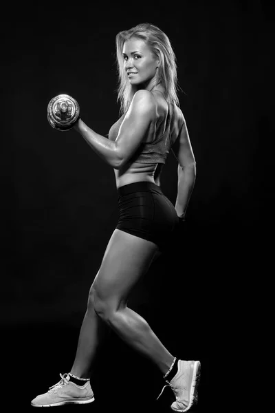 Athletic young woman doing workout with weights — Stock Photo, Image