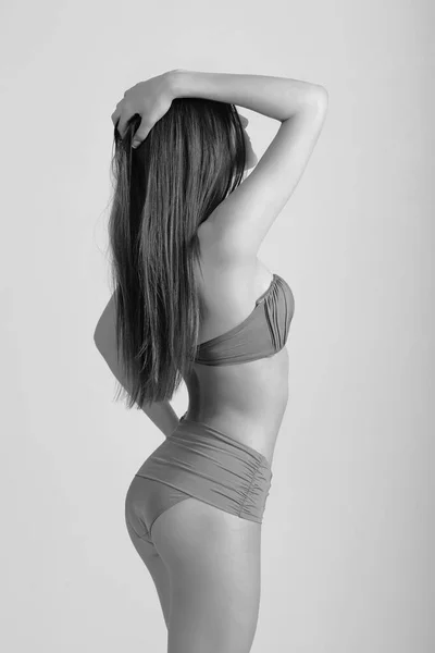 Karcsú test, a fiatal nő a bikini, a fehér. Az egészséges, sportos ábra lány — Stock Fotó