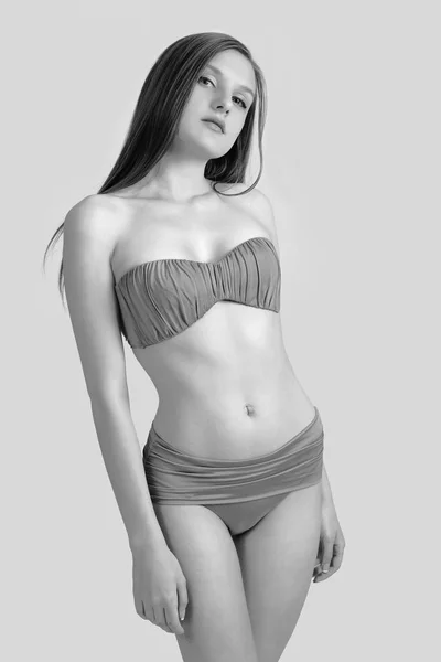 Corpo magro de jovem mulher de biquíni sobre branco. Menina com figura desportiva saudável — Fotografia de Stock