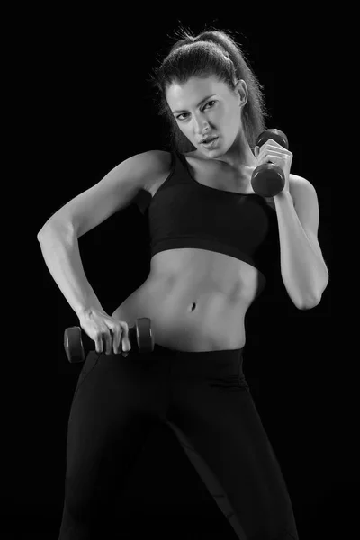 Mujer fitness en hacer ejercicios con pesas . — Foto de Stock