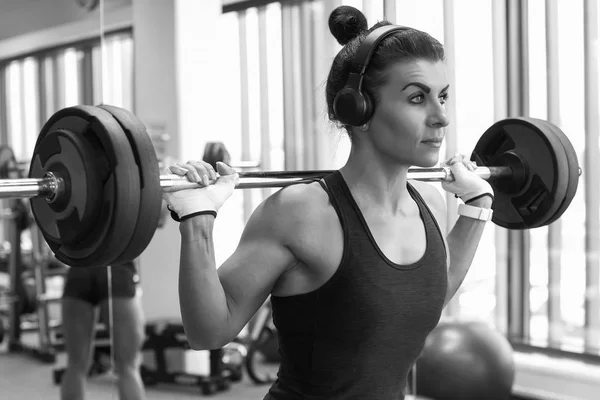 Fitness menina no ginásio fazendo exercícios — Fotografia de Stock