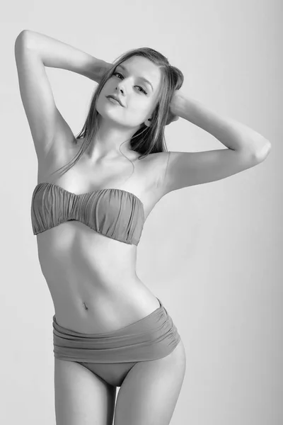 Cuerpo delgado de mujer joven en bikini sobre blanco. Chica con figura deportiva saludable —  Fotos de Stock