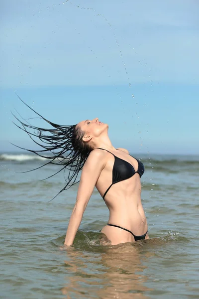 Vrouw met sportieve body in bikini — Stockfoto