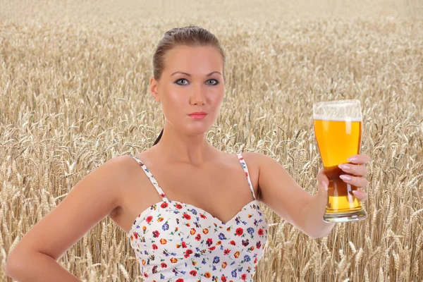 Mooi meisje met mok licht bier — Stockfoto