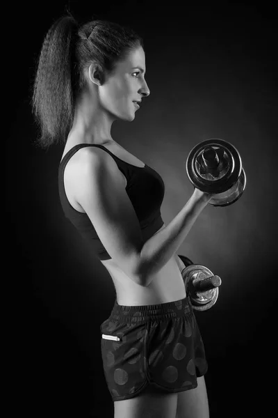 Fitness-Frau bei Übungen mit Hanteln. — Stockfoto