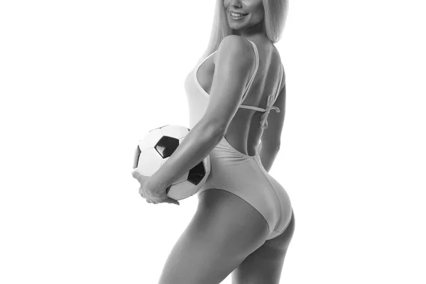 Bikini giyiyor ve futbol topu tutan genç kadın. — Stok fotoğraf