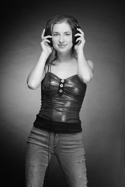 Chica joven escuchando música en los auriculares — Foto de Stock