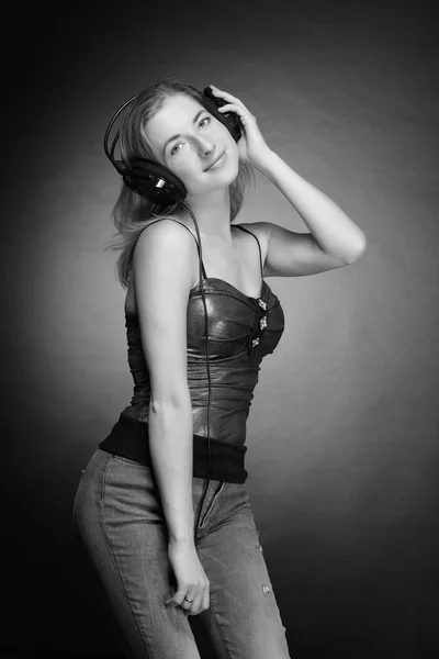 Jeune fille écouter de la musique sur casque — Photo