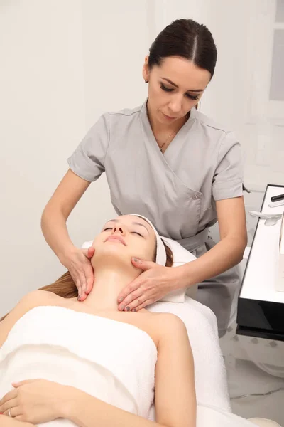 Tratamiento cosmético en el salón de spa — Foto de Stock