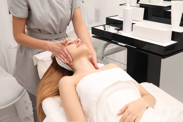 Tratamiento cosmético en el salón de spa — Foto de Stock