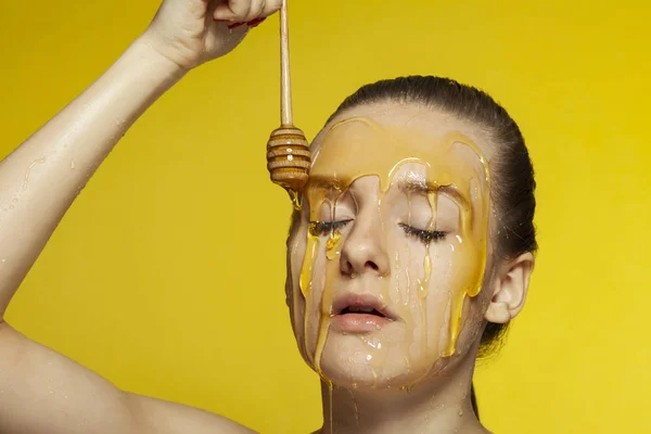 Frau mit Honig im Gesicht. — Stockfoto
