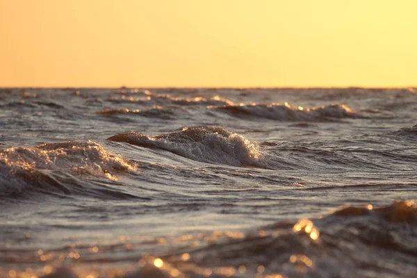 Olas del mar durante un hermoso amanecer —  Fotos de Stock