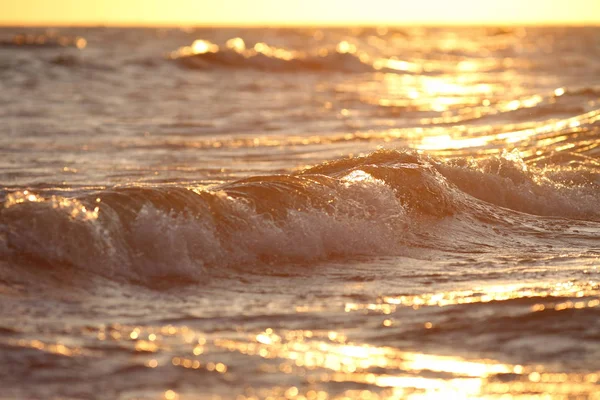 Ondas do mar durante um belo amanhecer — Fotografia de Stock