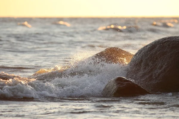 Havets vågor under en vacker gryning — Stockfoto