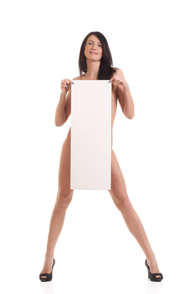 Сексуальная молодая женщина позирует в бикини, показывая чистую доску
