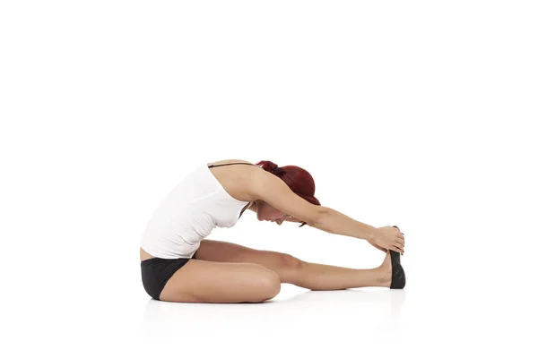 Yoga yaparken oldukça sportif kadın — Stok fotoğraf