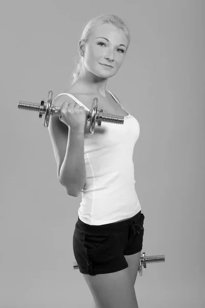 Mulher fitness em fazer exercícios com halteres . — Fotografia de Stock