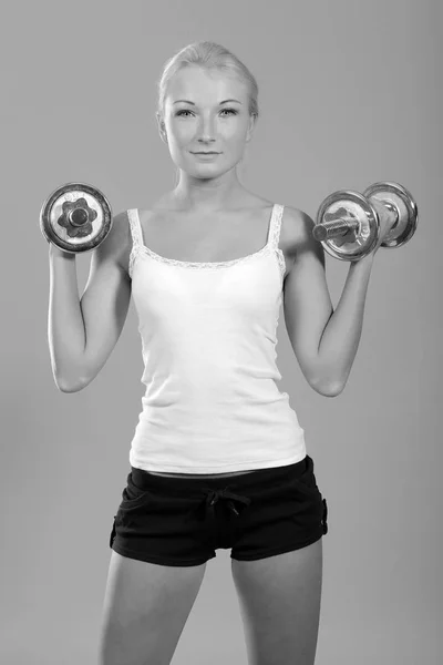 Mulher fitness em fazer exercícios com halteres . — Fotografia de Stock