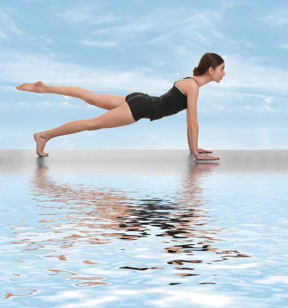 Mujer joven practicando ejercicio de yoga — Foto de Stock