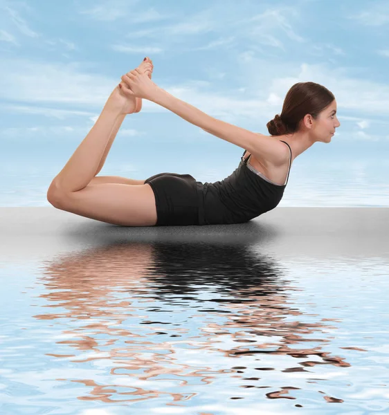 Mladá žena cvičení jóga cvičení — Stock fotografie