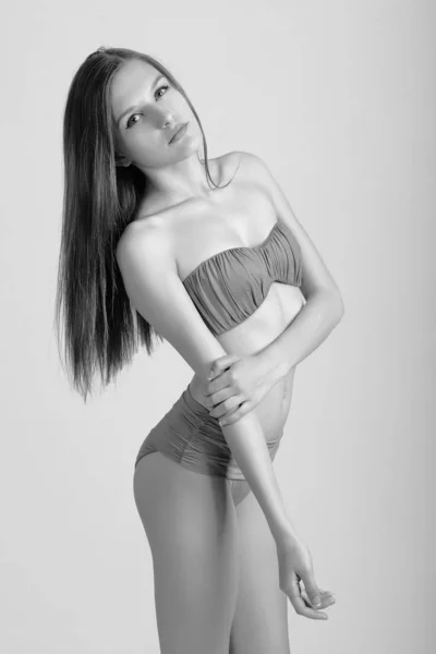 Corpo magro de jovem mulher de biquíni sobre branco. Menina com figura desportiva saudável — Fotografia de Stock