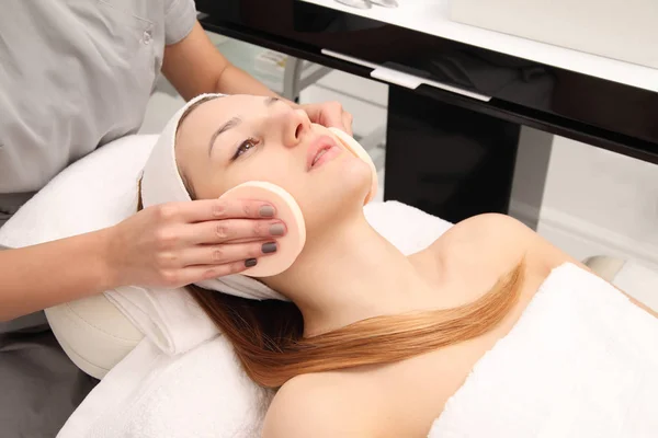 Cosmetic treatment at spa salon — Stock Photo, Image