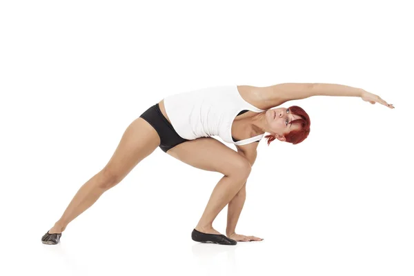 Kobieta bardzo sportowy w Robienie yoga — Zdjęcie stockowe