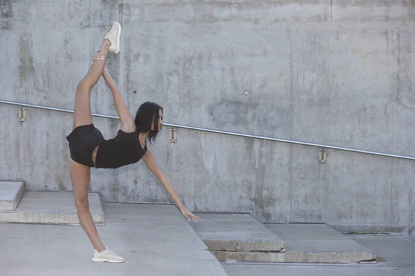 Фітнес дівчина зі спортивною фігурою робить розтягування — стокове фото