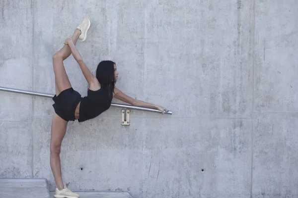 Fille de remise en forme avec une figure de sport faisant étirement — Photo