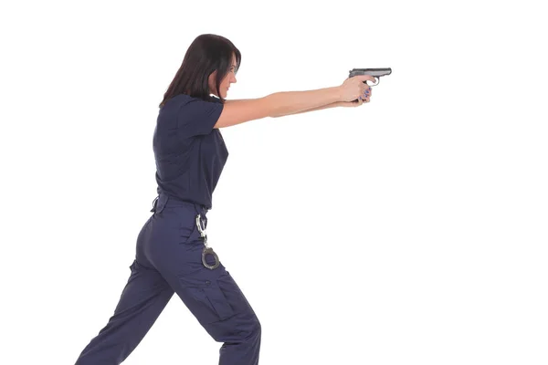 Молодая женщина офицер полиции с пистолетом — стоковое фото