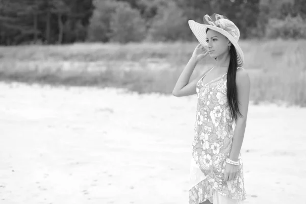 Jovem mulher de vestido branco e chapéu — Fotografia de Stock