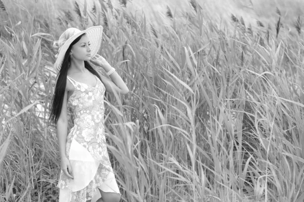 Giovane donna in abito bianco e cappello — Foto Stock