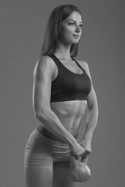 Fitness genç kız egzersizleri yapıyor