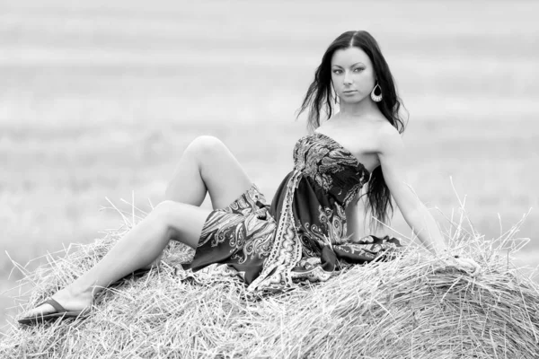 Genç özgür bir kadın samanlı bir tarlada