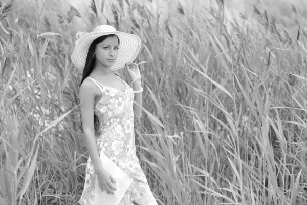 genç kadın beyaz elbise ve şapka