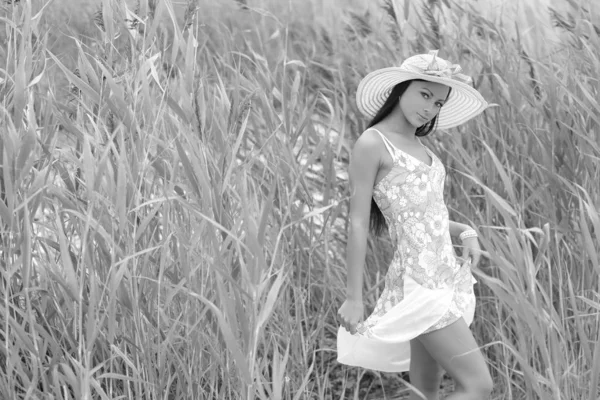 Mujer joven en vestido blanco y sombrero — Foto de Stock