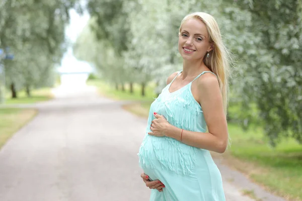 Fiatal boldog terhes lány a parkban — Stock Fotó