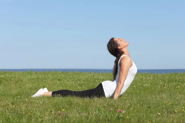 Jeune fille saine athlétique faisant du yoga — Photo