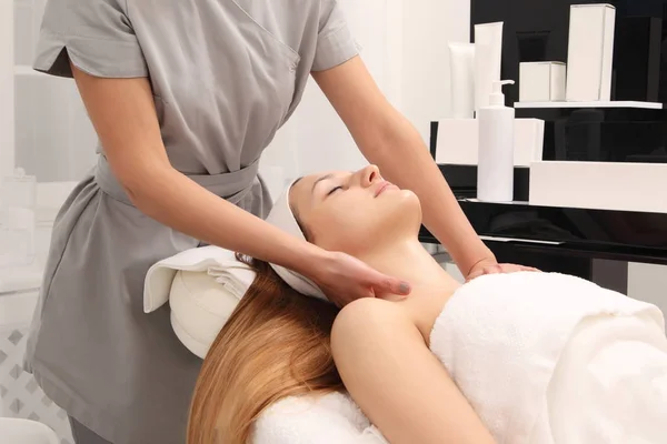 Cosmetic treatment at spa salon — Stock Photo, Image