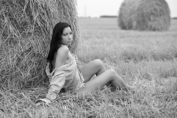 年轻的自由女人在干草丛生的田野里 — 图库照片