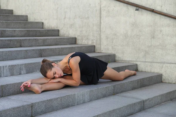 Chica atlética con un cuerpo deportivo flexible — Foto de Stock