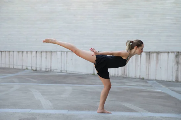 Fille athlétique avec un corps sportif flexible — Photo