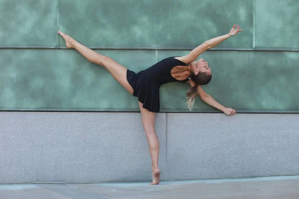 Atletisch meisje met een flexibel sportief lichaam — Stockfoto