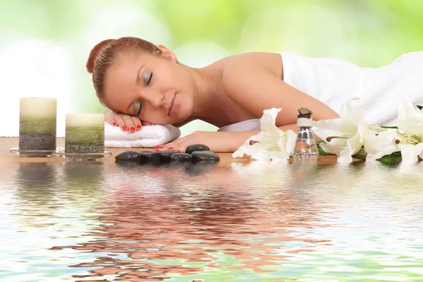 Jong gezond meisje rusten in de spa salon — Stockfoto