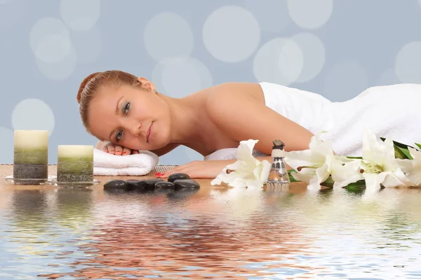 Young healthy girl resting in the spa salon — Stock Photo, Image