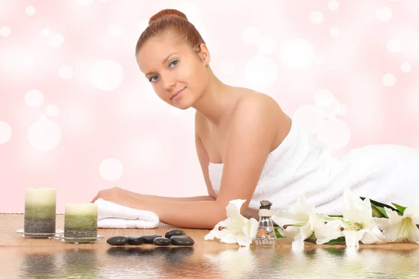 Jong gezond meisje rusten in de spa salon — Stockfoto