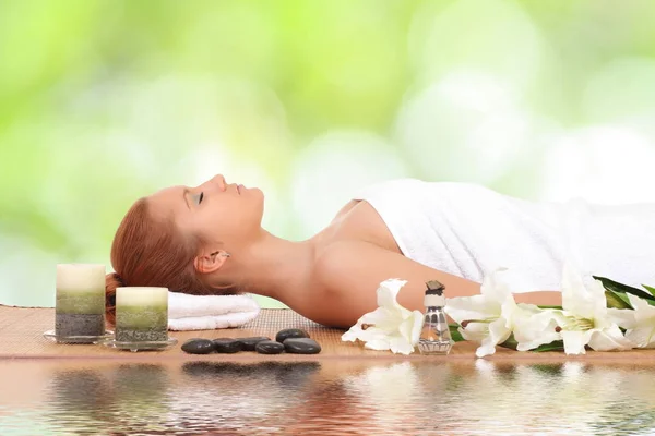 Niña sana descansando en el salón de spa — Foto de Stock