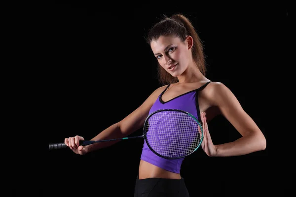 Giovane ragazza con un razzo giochi badminton — Foto Stock